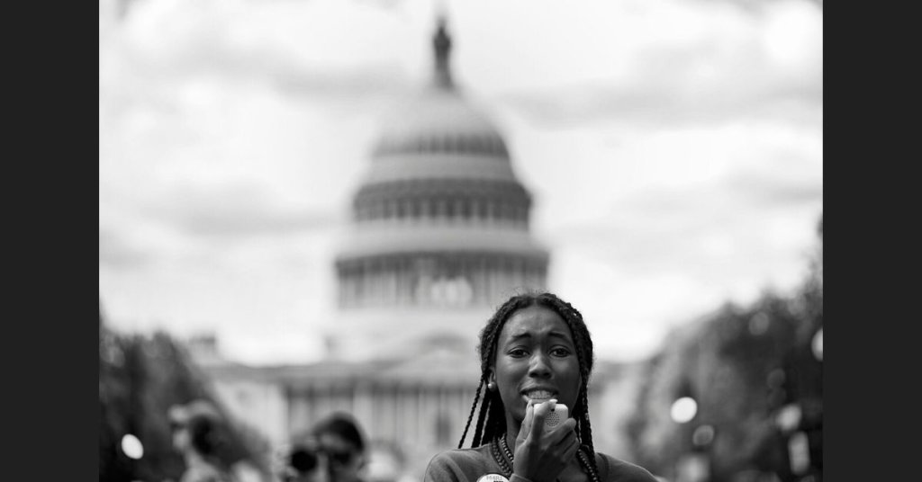 Protestors with the White House in the background